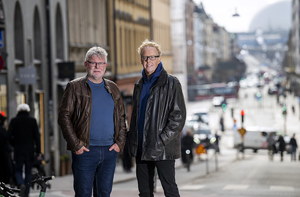 Jonas Moström & Arne Dahl utomhus i stad